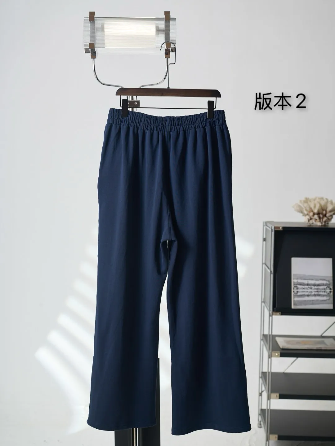 [Real auction] Acne Studios embroidered trousers (version 2) [In Stock] S M L XL custom-made foggy brushed fleece, draped and stylish, soft and skin-friendly. The color is dark navy. It condenses the tranquility and depth of the deep sea twilight. Retro calmness has a natural sense of coolness and luxury. The Classic embroidered logo on the thigh is like a light star, condensing brand recognition and high-end texture. The drawstring waistband and side pockets are designed to create a concise and casual attitude. The minimalist texture hides a trendy edge. Wear it with the Series suit to form a luxurious and elegant system. It interprets a unique Nordic elegant mood. It adopts imported machine embroidery technology and uses advanced computer control systems and precision mechanical parts to realize the Acne Studios logo work. High precision. The lines are smooth and delicate. The fabrics have been washed with enzymes for a better hand feel. Not easy to deform, not easy to shrink, not easy to fade. Maintains long-lasting beauty with a loose fit